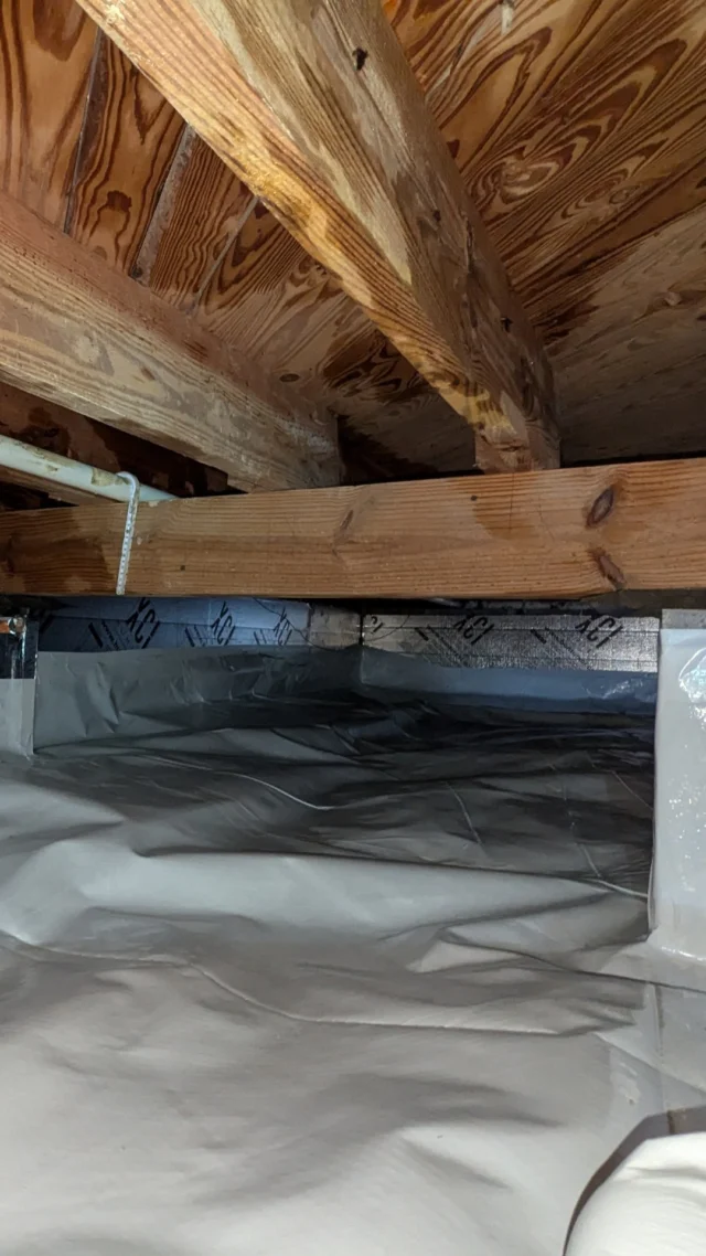 Can you believe this is the same crawl space? From standing water and insulation on the ground to clean, dry, and sealed, what a transformation! 💧⚒✨

#transformationthursday #TransformationThursday
#crawlspace