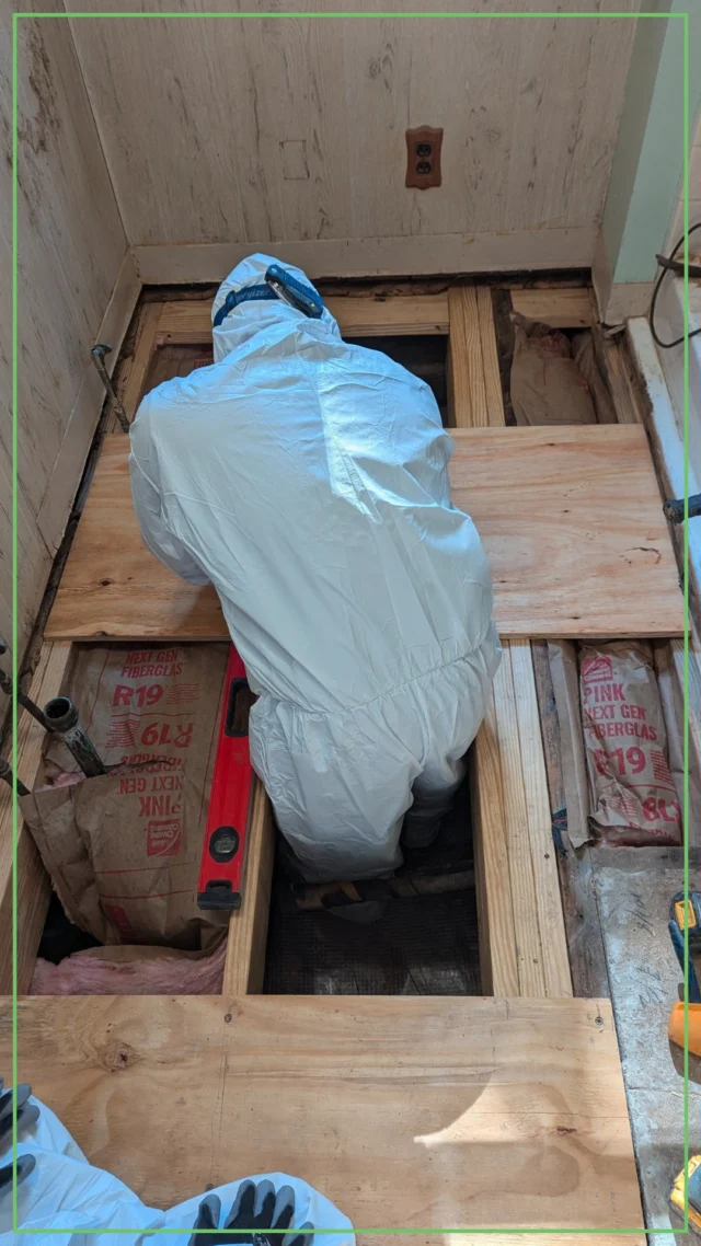 🚽 Damaged Subfloor? We’ve Got You Covered!

This homeowner called us after discovering compromised wood under their toilet. Our team stepped in, replaced the bathroom subfloor, and left it looking solid, clean, and ready for the next step. 👷‍♂️🔨